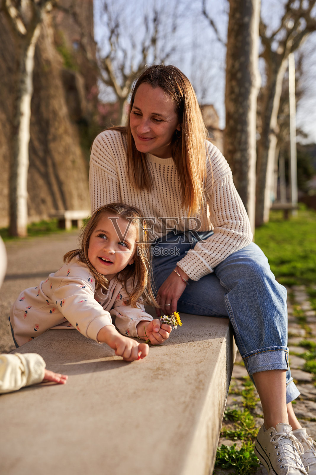 公园长椅上的母女照片摄影图片