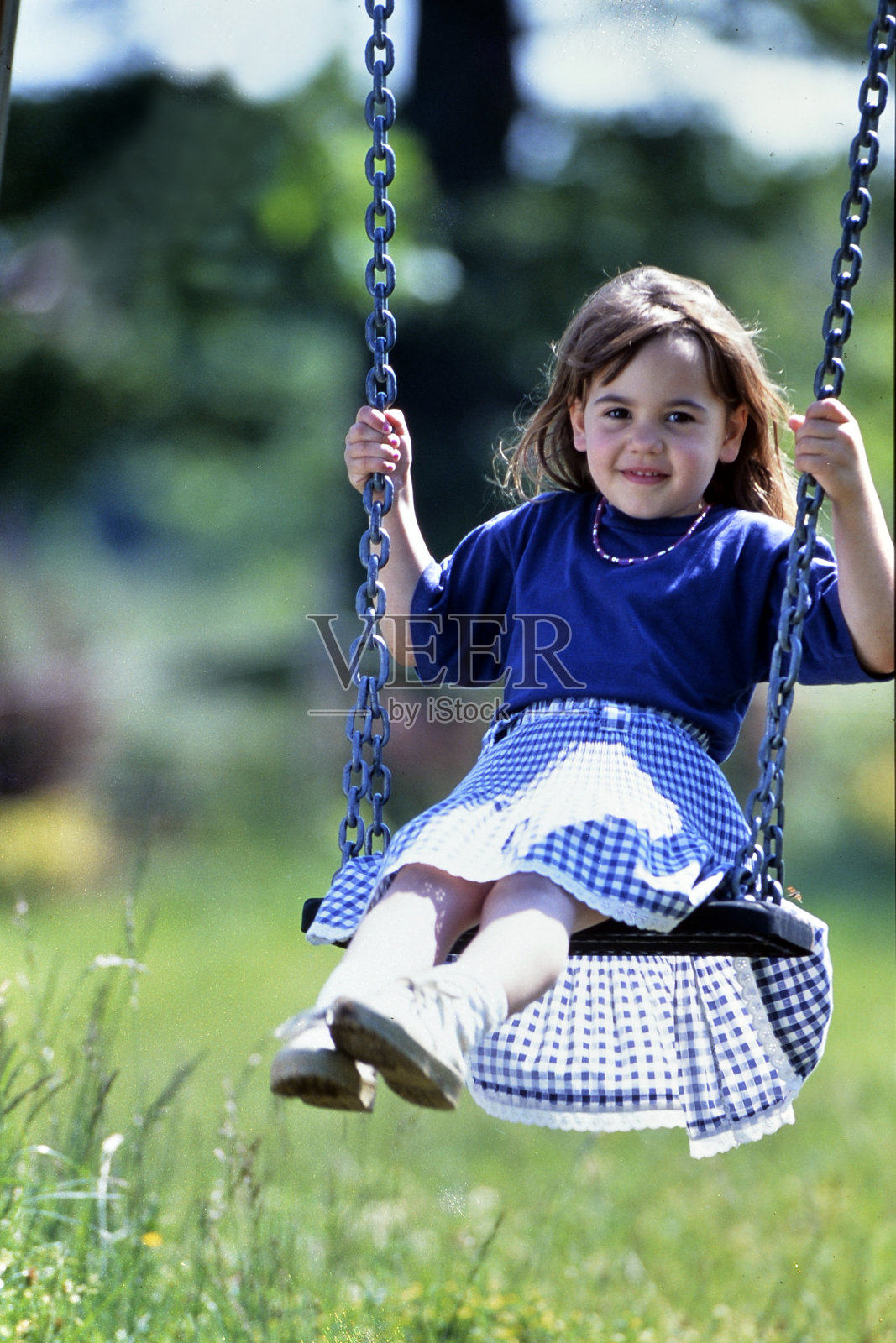 1995年5月12日，小女孩在荡秋千照片摄影图片