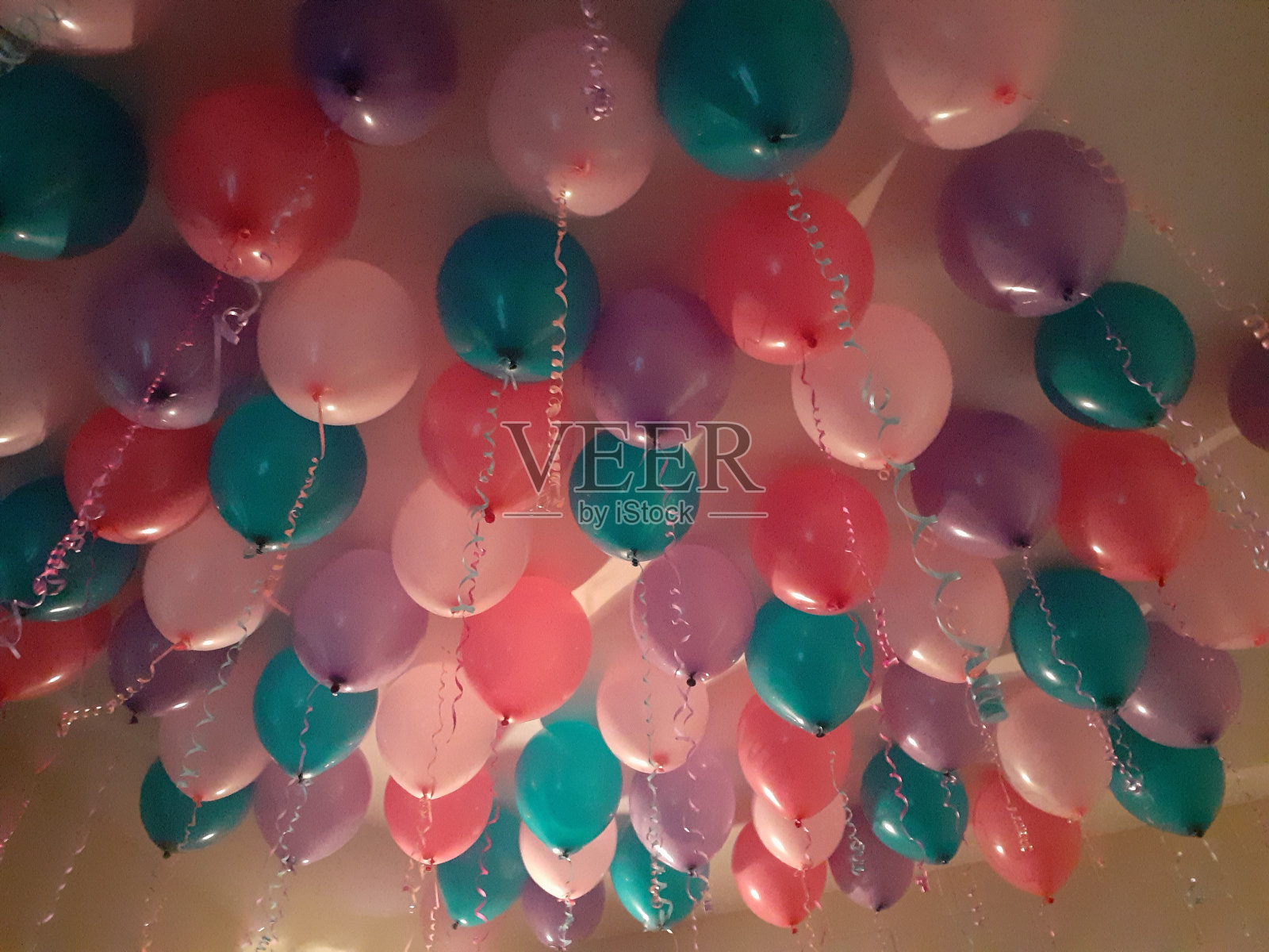 庆祝——装饰有气球的房间照片摄影图片