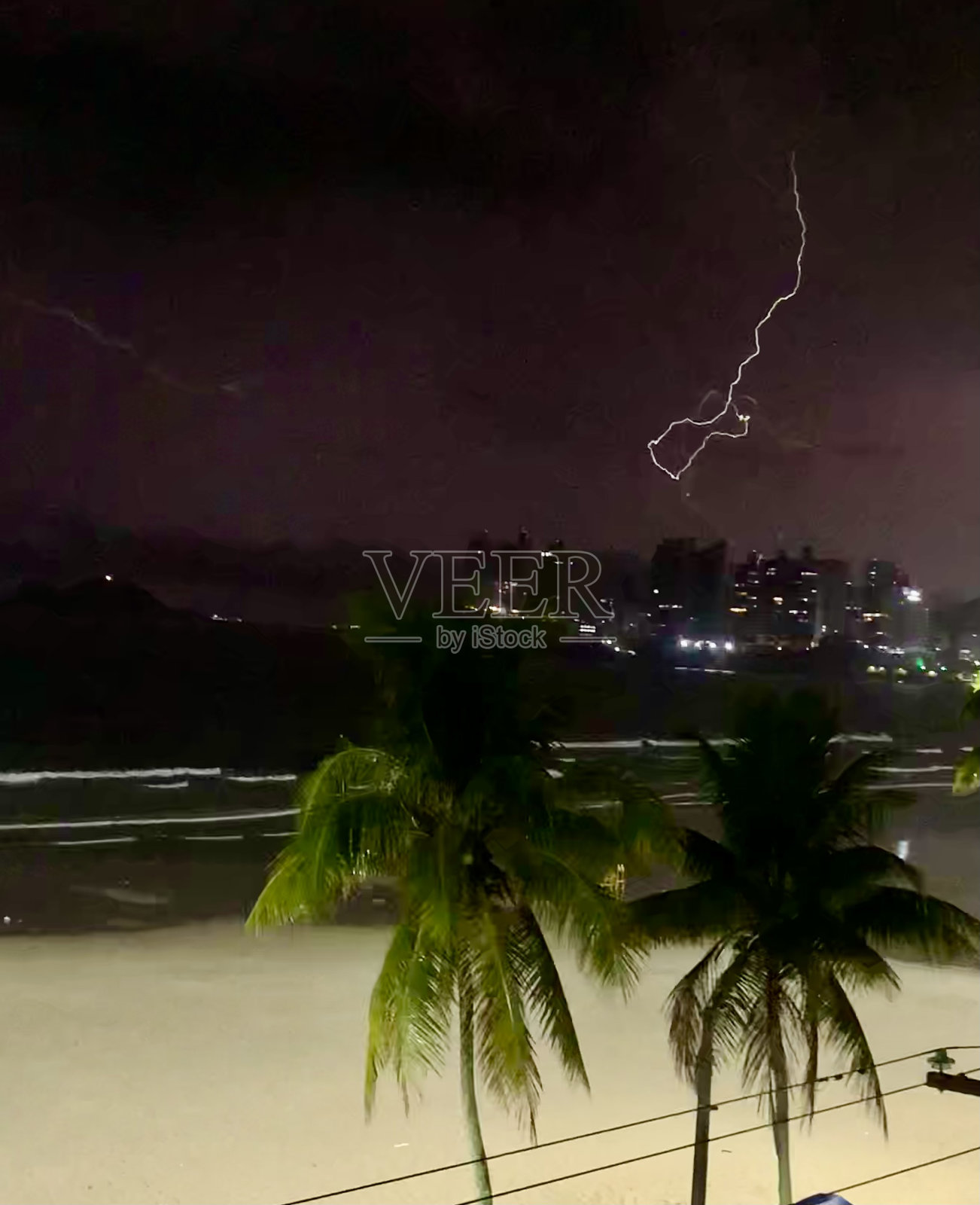 夜在瓜鲁贾<e:1>，天空中有闪电。照片摄影图片