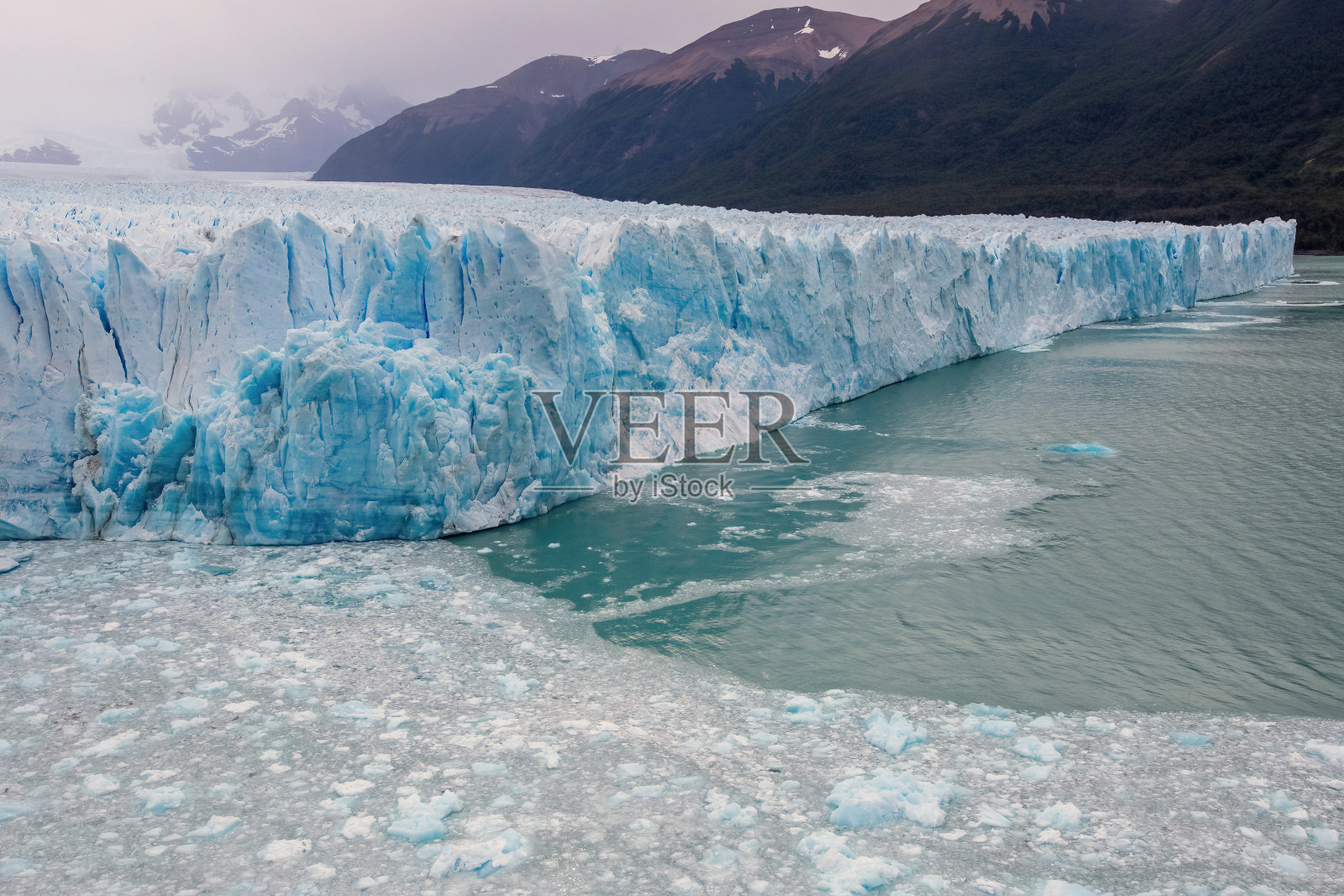 位于阿根廷巴塔哥尼亚洛斯冰川国家公园的佩里托莫雷诺冰川。蓝冰冰川，古老的冰，埃尔卡拉法特，巴塔哥尼亚照片摄影图片