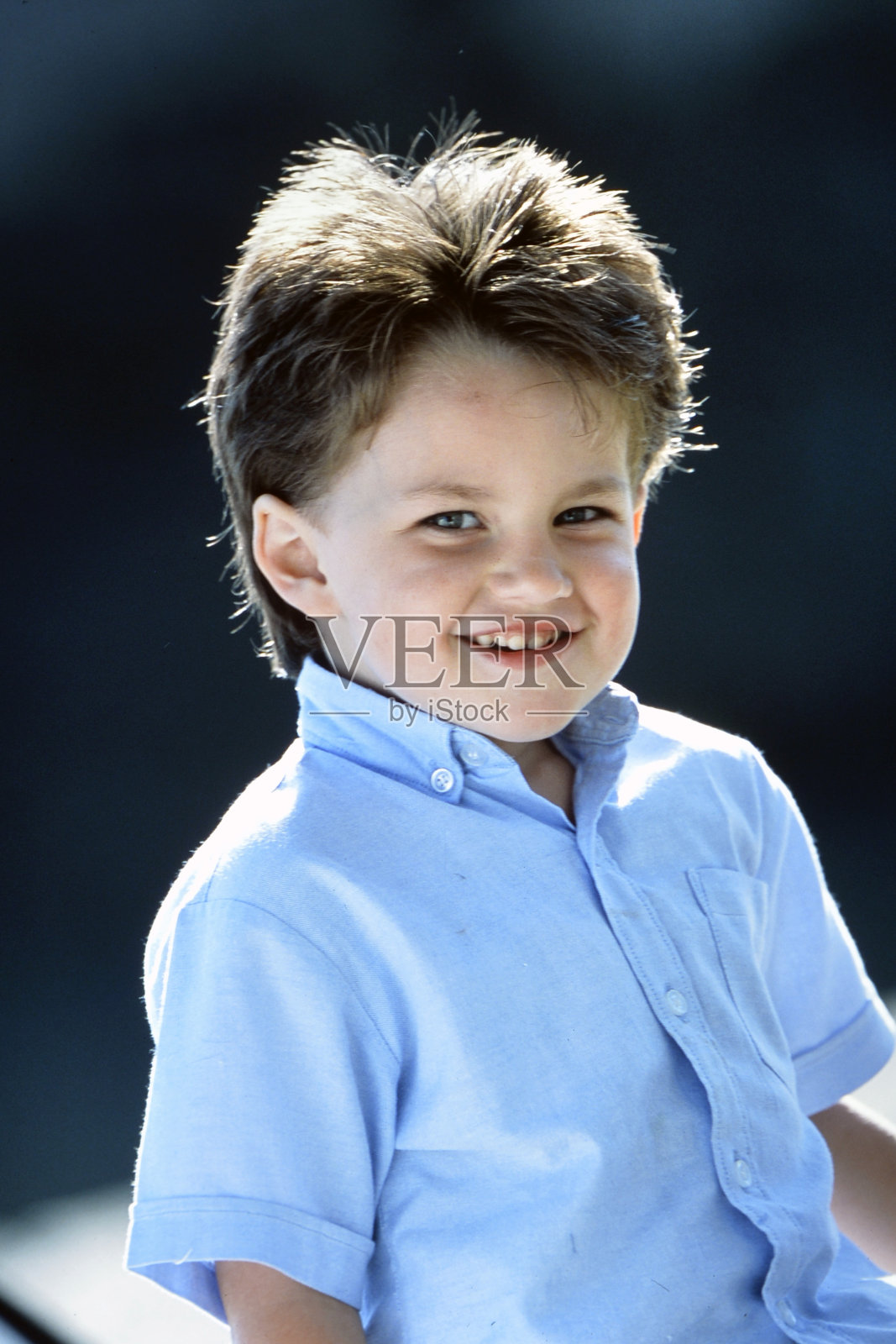 2000年7月20日，吉伦特省小男孩的肖像照片摄影图片