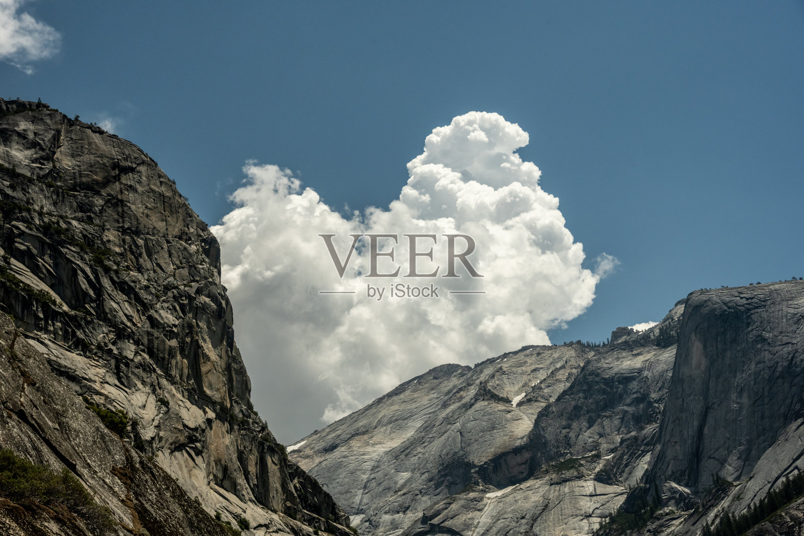 翻滚的云在约塞米蒂国家公园的云中生长照片摄影图片