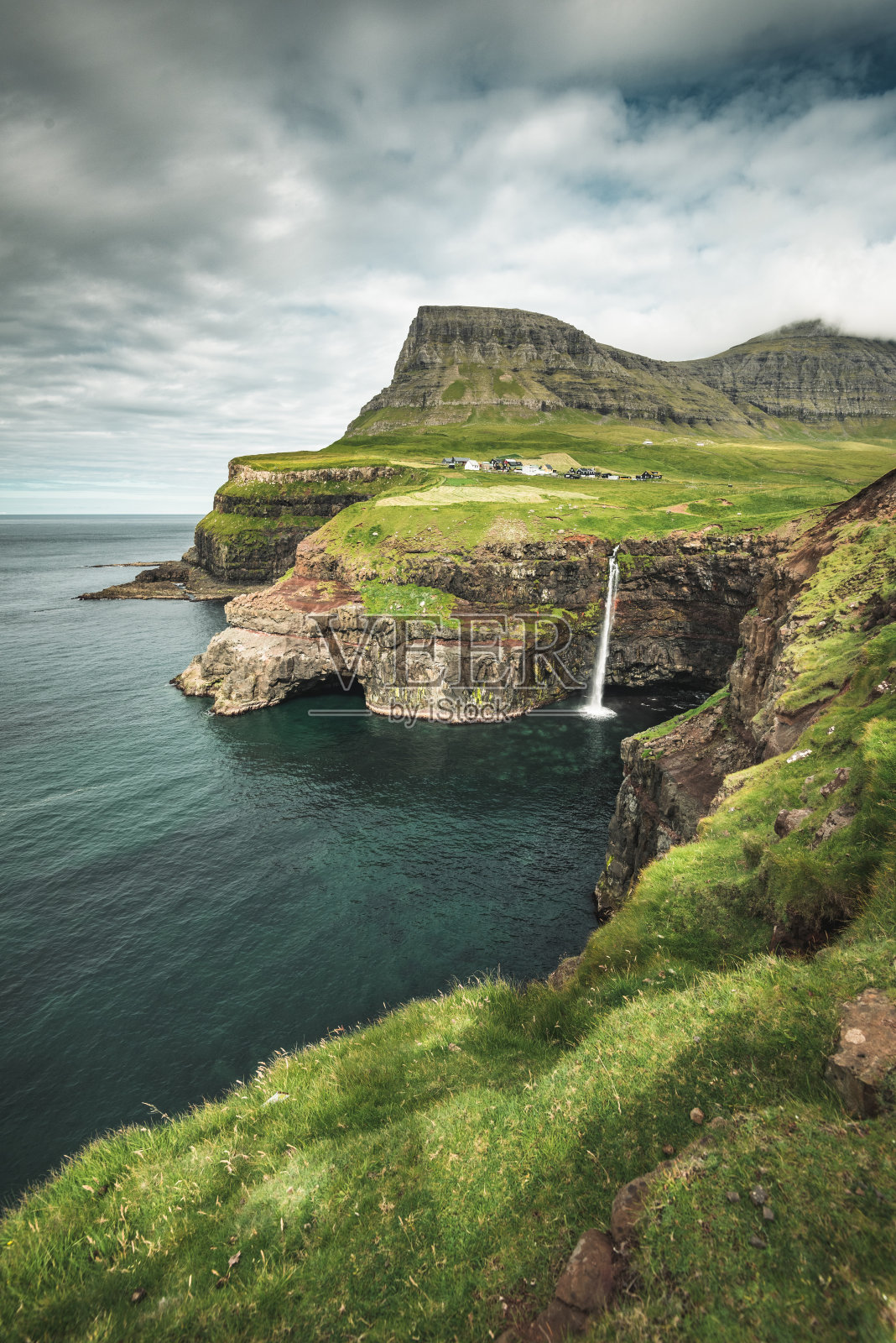 Gasadalur村及其瀑布照片摄影图片