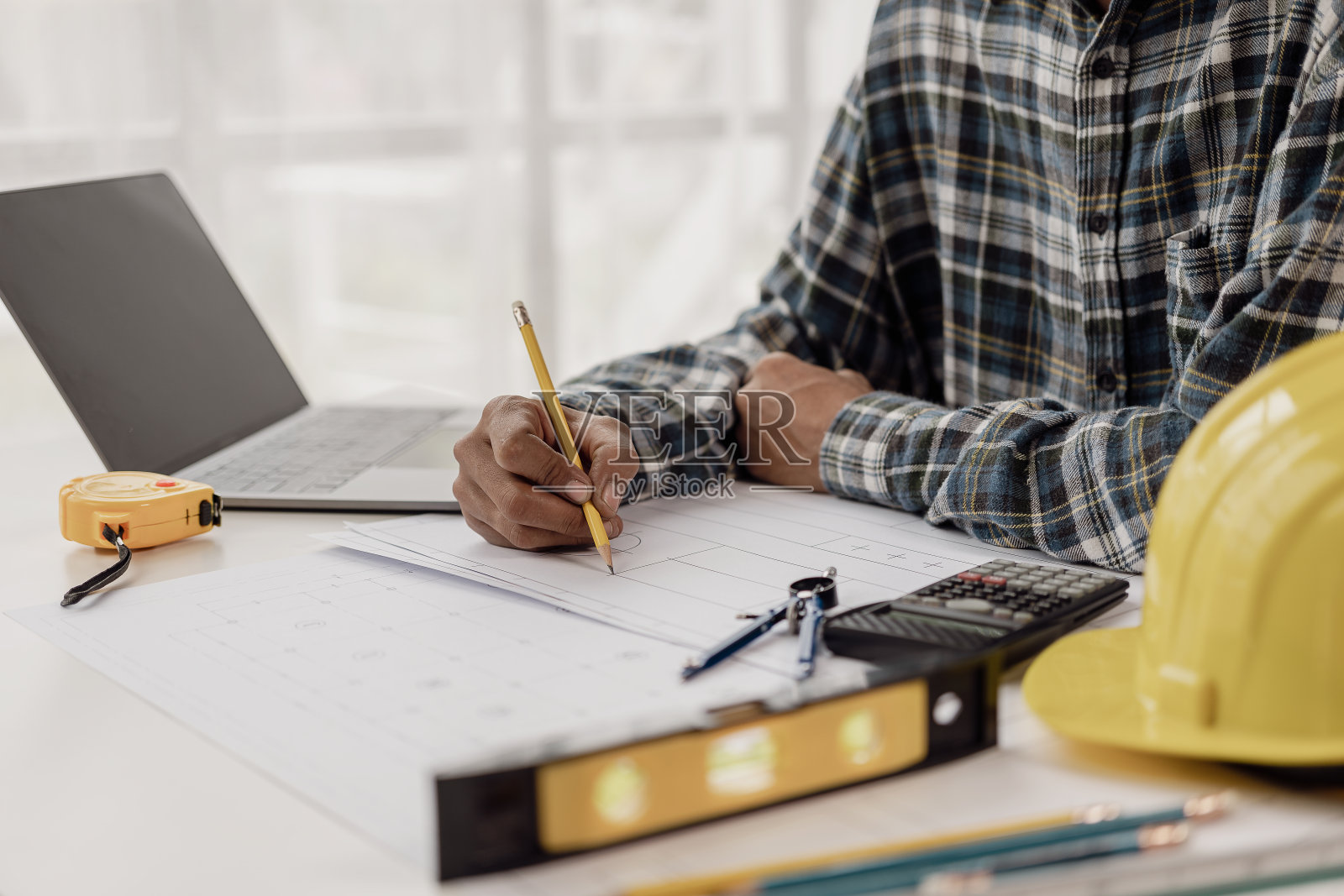 建筑师草拟蓝图，房屋建筑平面图，建筑工程师草拟设计。基础设施，纸桌和笔记本电脑与视觉建设，在家工作的概念，特写形象照片摄影图片