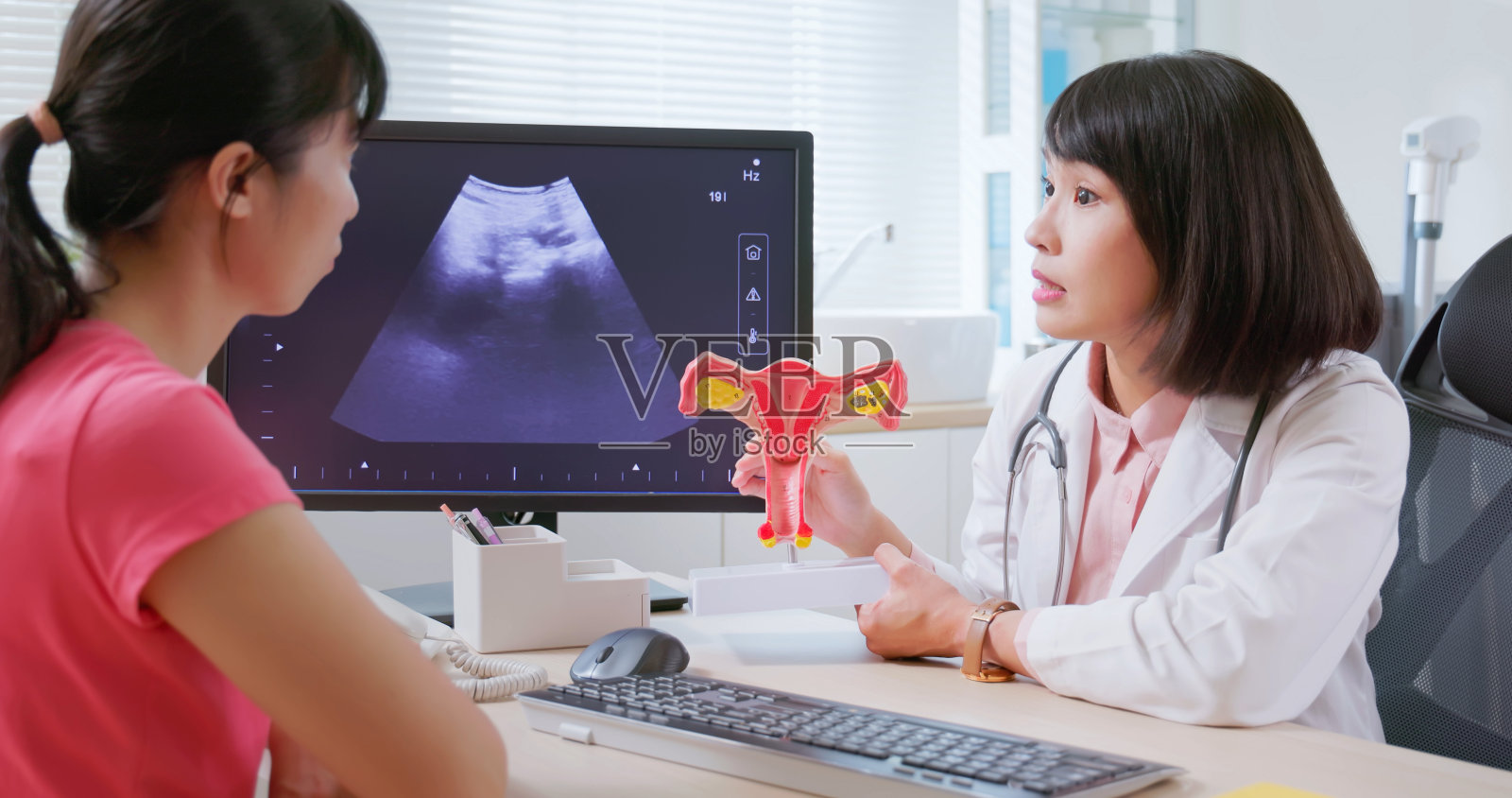 亚洲医生子宫模型解释照片摄影图片