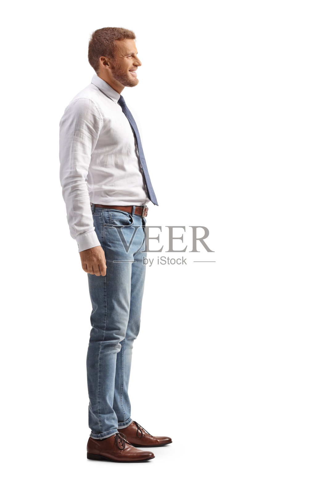 穿着牛仔裤和白衬衫的男人站着照片摄影图片