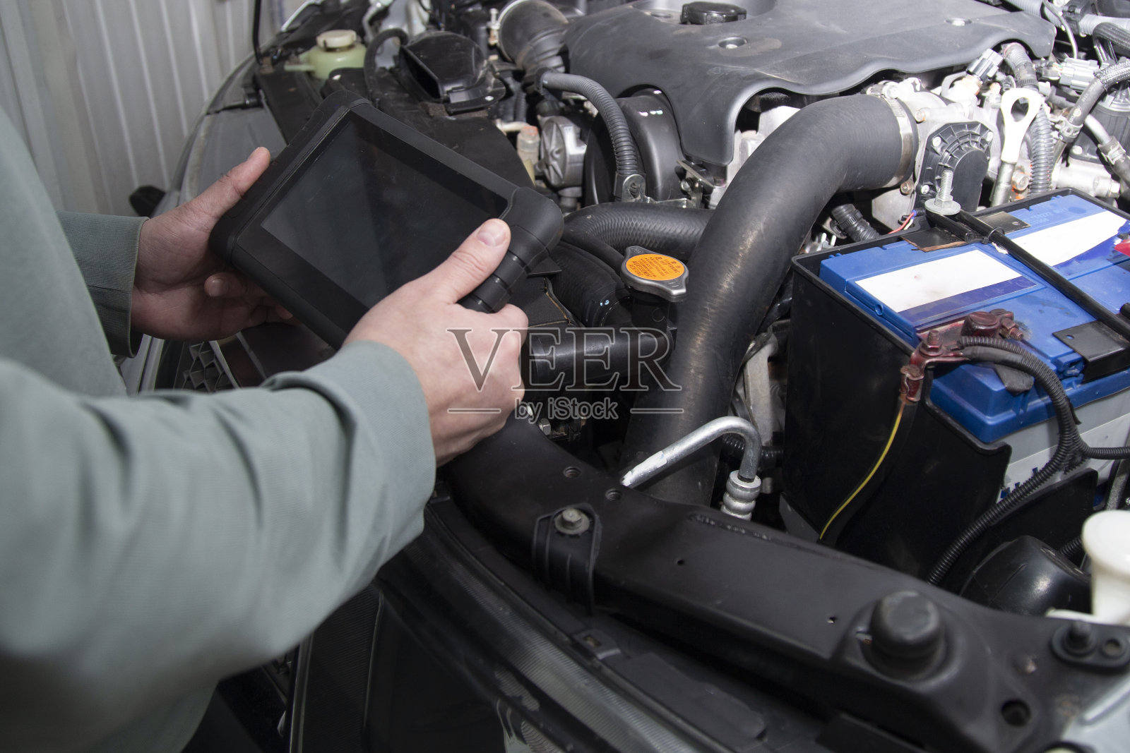 使用专用设备进行车辆诊断。照片摄影图片