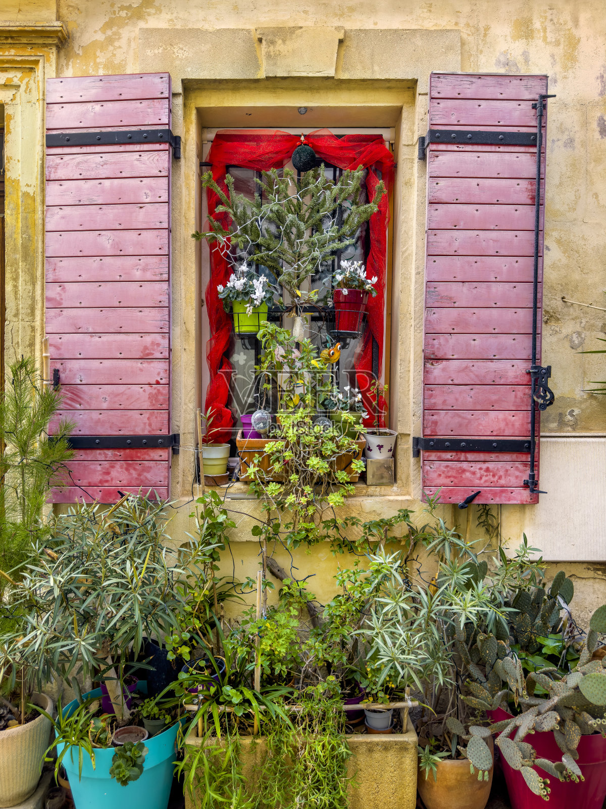 老石屋外正窗带百叶窗照片摄影图片