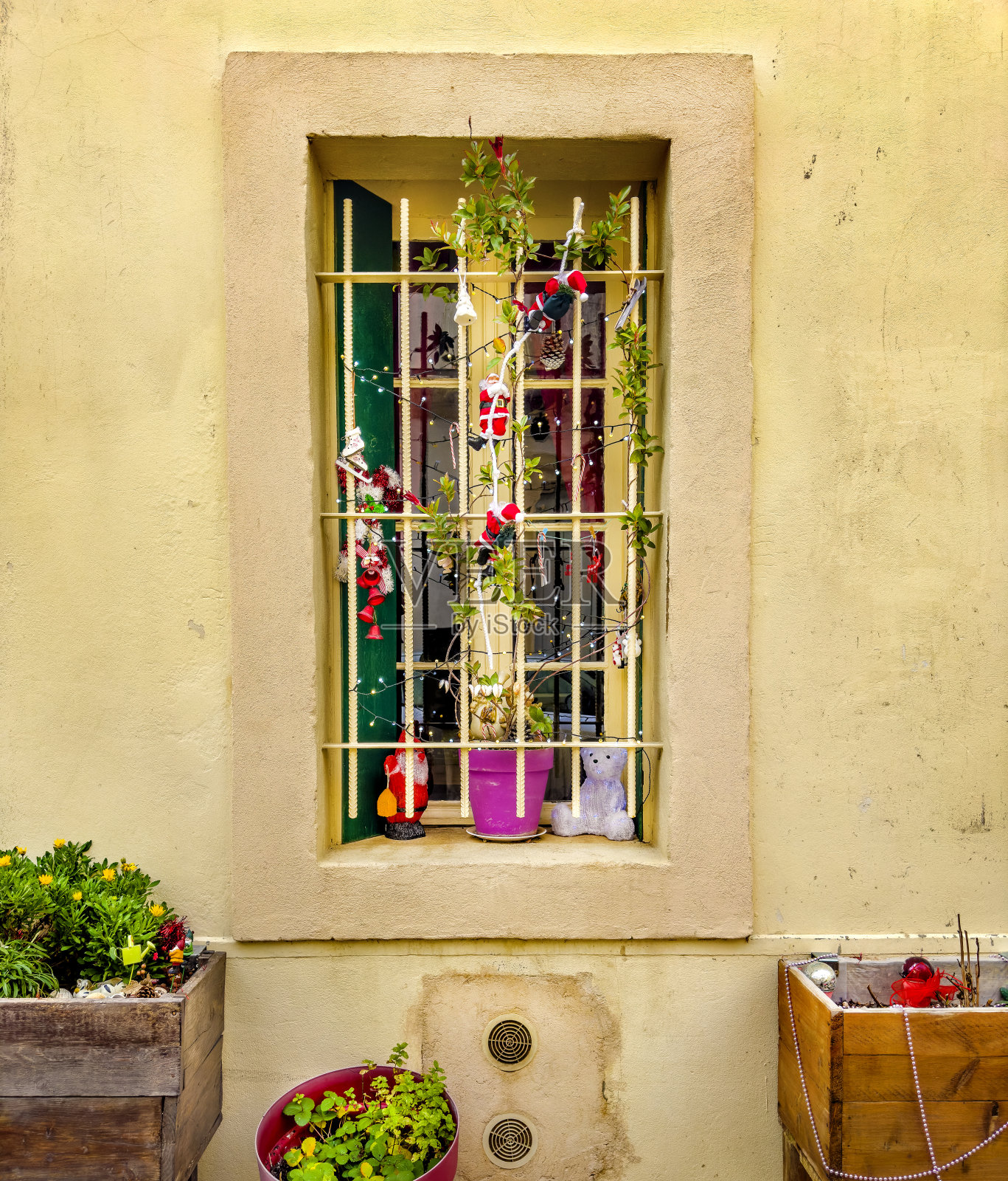 老石屋外，前窗与安全栅栏照片摄影图片