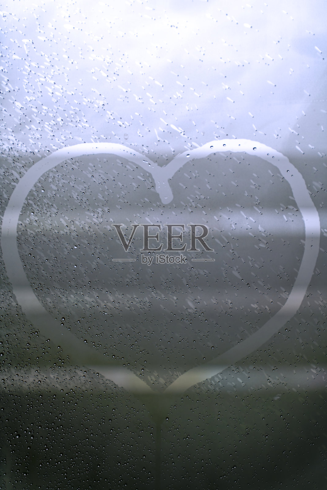 凝结玻璃门上有心形的淋浴水珠。照片摄影图片