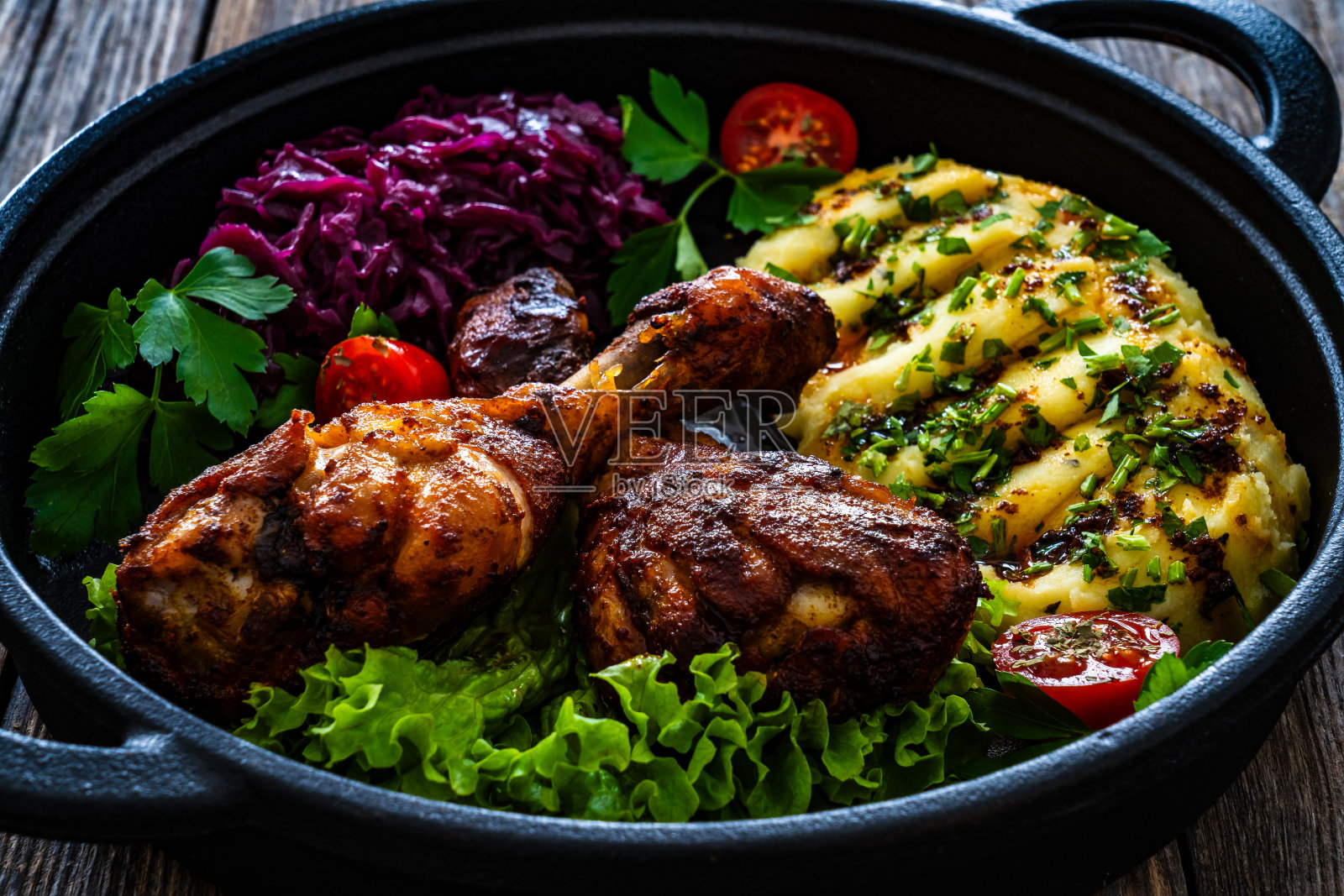 木桌烤鸡腿配红卷心菜和土豆泥照片摄影图片