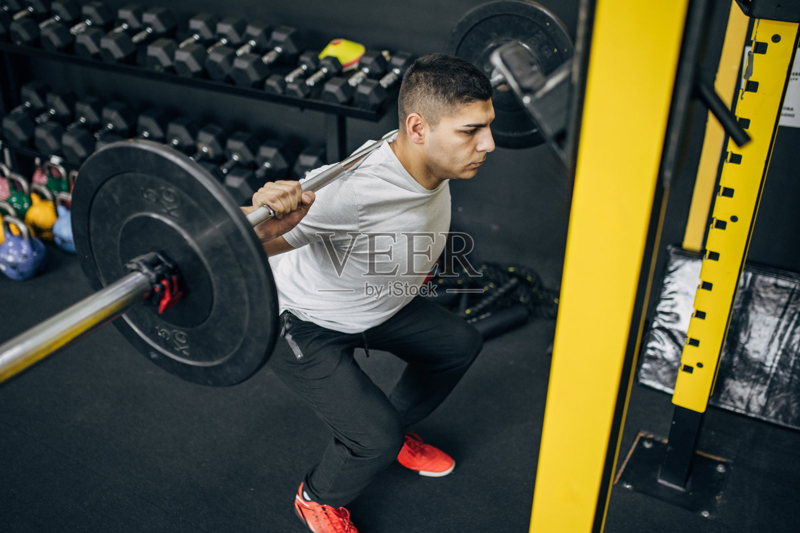 健将在健身房举重照片摄影图片