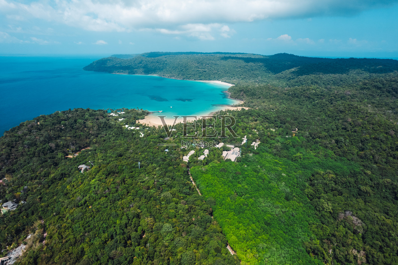 热带岛屿和清澈的蓝色大海照片摄影图片