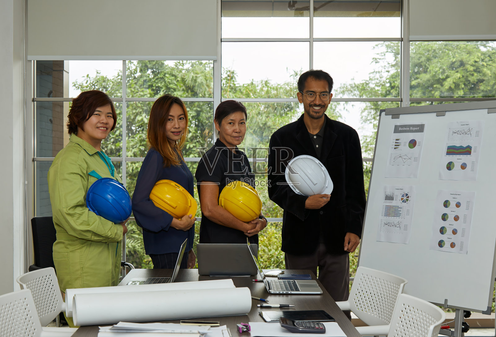 一个由4名建筑专家组成的凝聚力团队准备行动;工程师，秘书和战略联合首席照片摄影图片