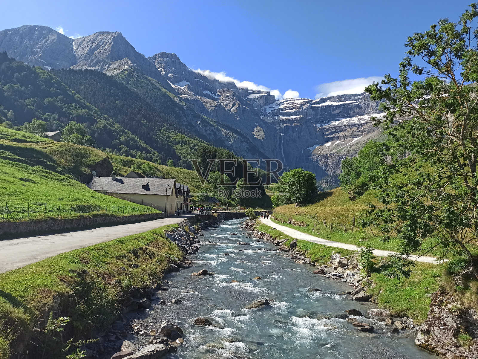 阿尔卑斯山的自然景观，树木和河流。绿叶植物和蓝天。照片摄影图片