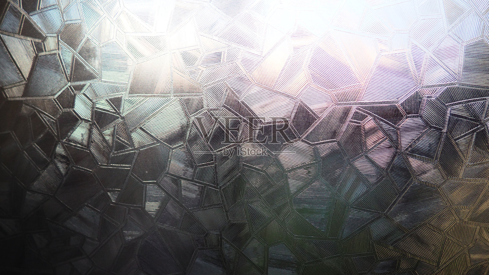 带背光的凹槽玻璃。美丽的五彩折射光。抽象的背景。自粘的电影。带肋玻璃表面。压花玻璃背景照片摄影图片