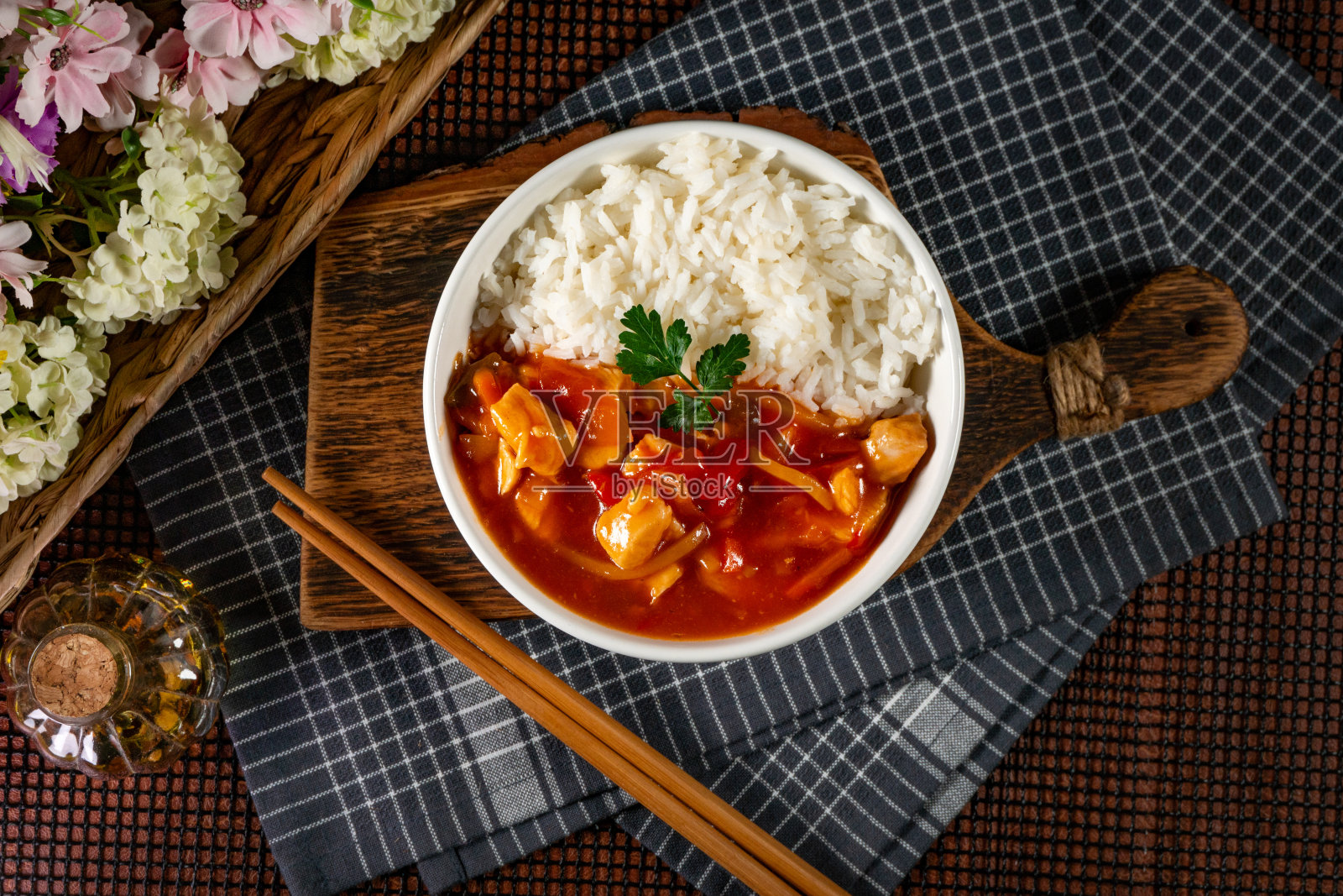 美味的糖醋鸡。照片摄影图片