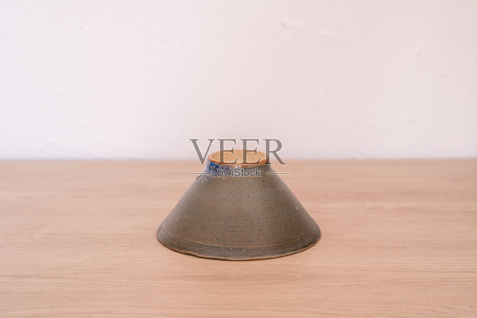 手工扔日式碗在木桌上照片摄影图片