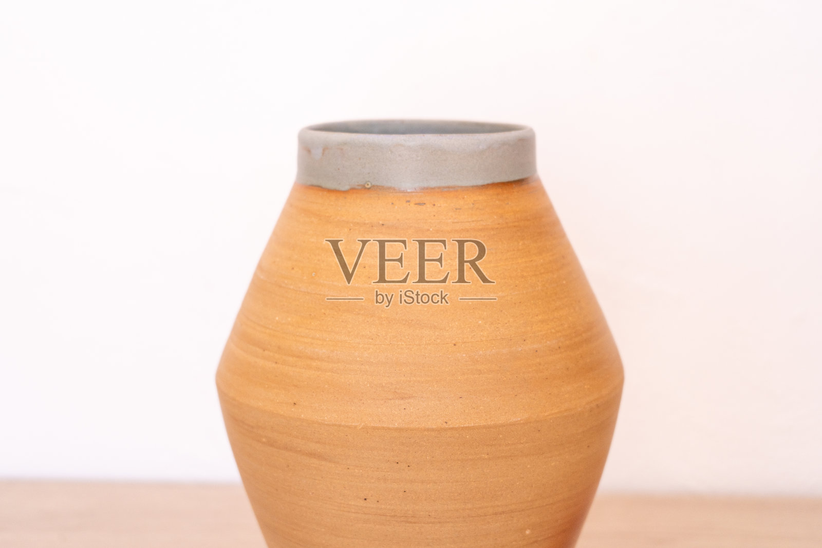 手工抛出花瓶在木制柜台照片摄影图片