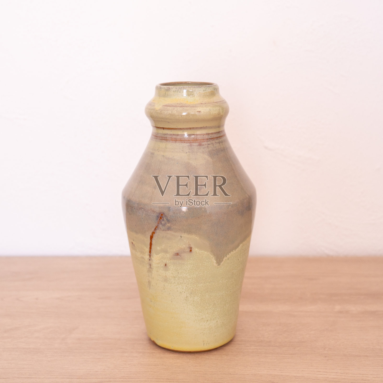 手工抛出花瓶空，木制柜台照片摄影图片