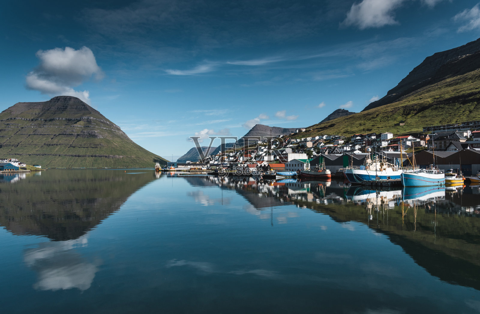 法罗群岛村庄的倒影照片摄影图片