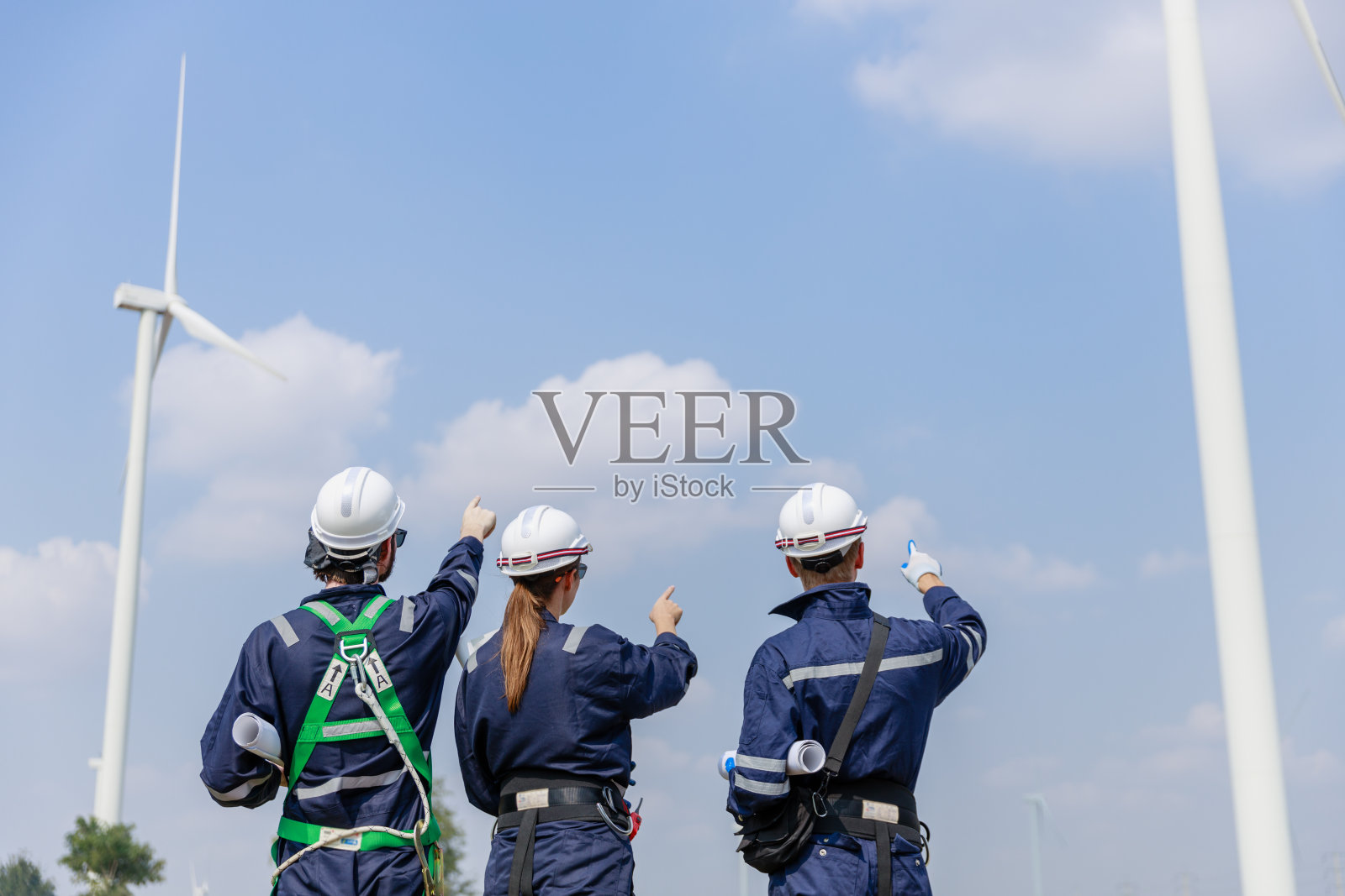 小组工程师风力发电机工人安全制服调查讨论运行计划风车场清洁能源。替代技术保护环境，减少全球变暖问题。照片摄影图片