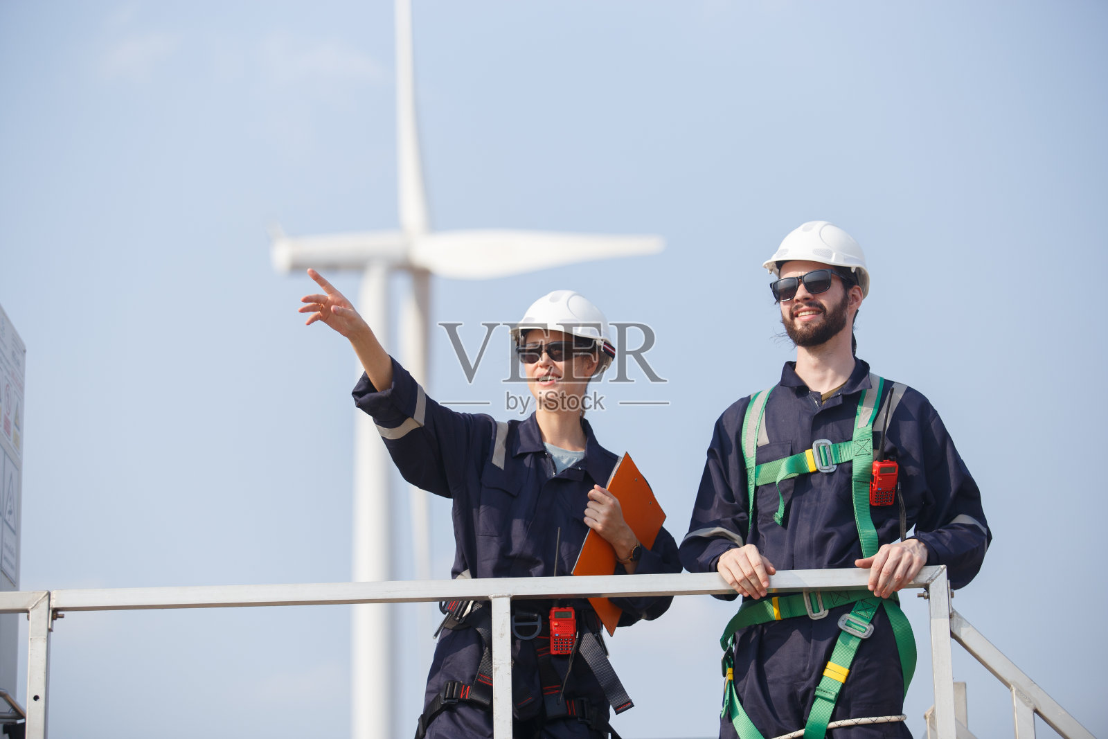 小组工程师风力发电机工人安全制服调查讨论运行计划风车场清洁能源。替代技术保护环境，减少全球变暖问题。照片摄影图片