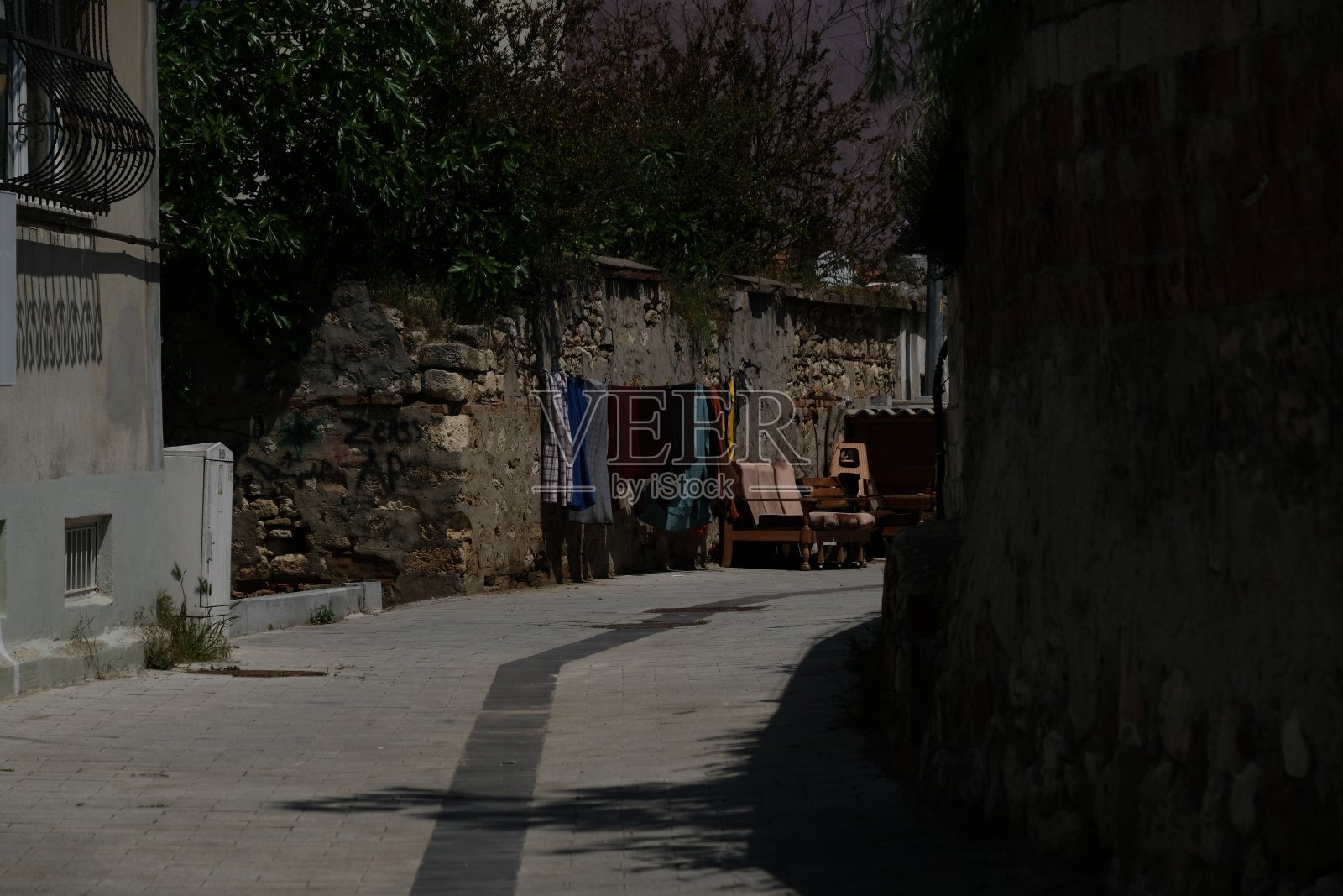 狭窄的街道和灯光照片摄影图片