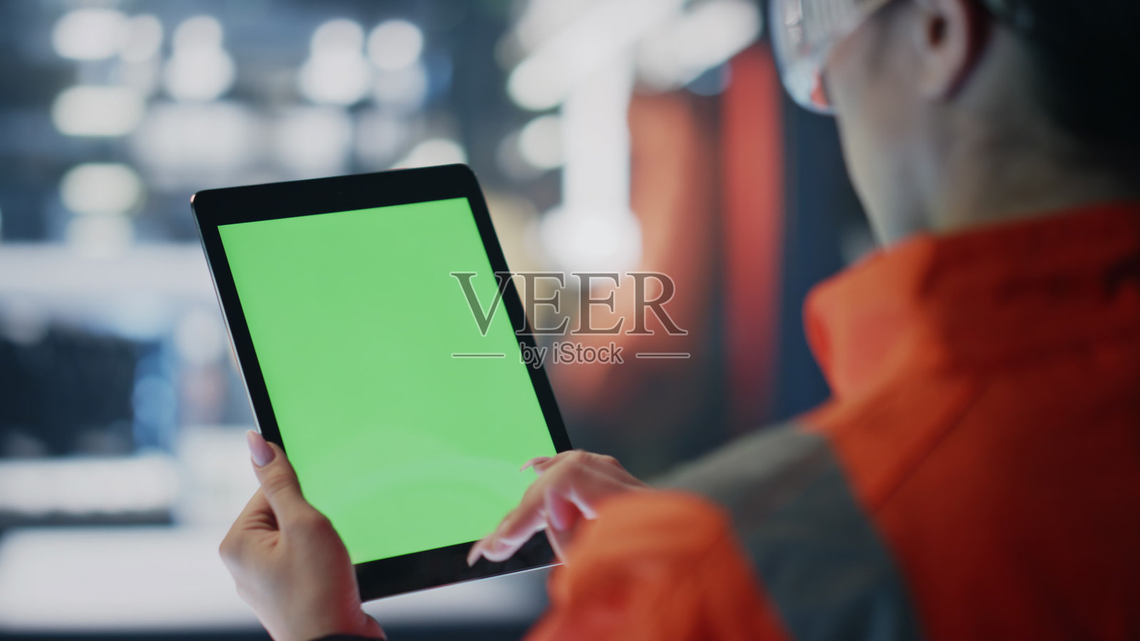 近距离接触工业生产中色度键板的技术员双手。照片摄影图片