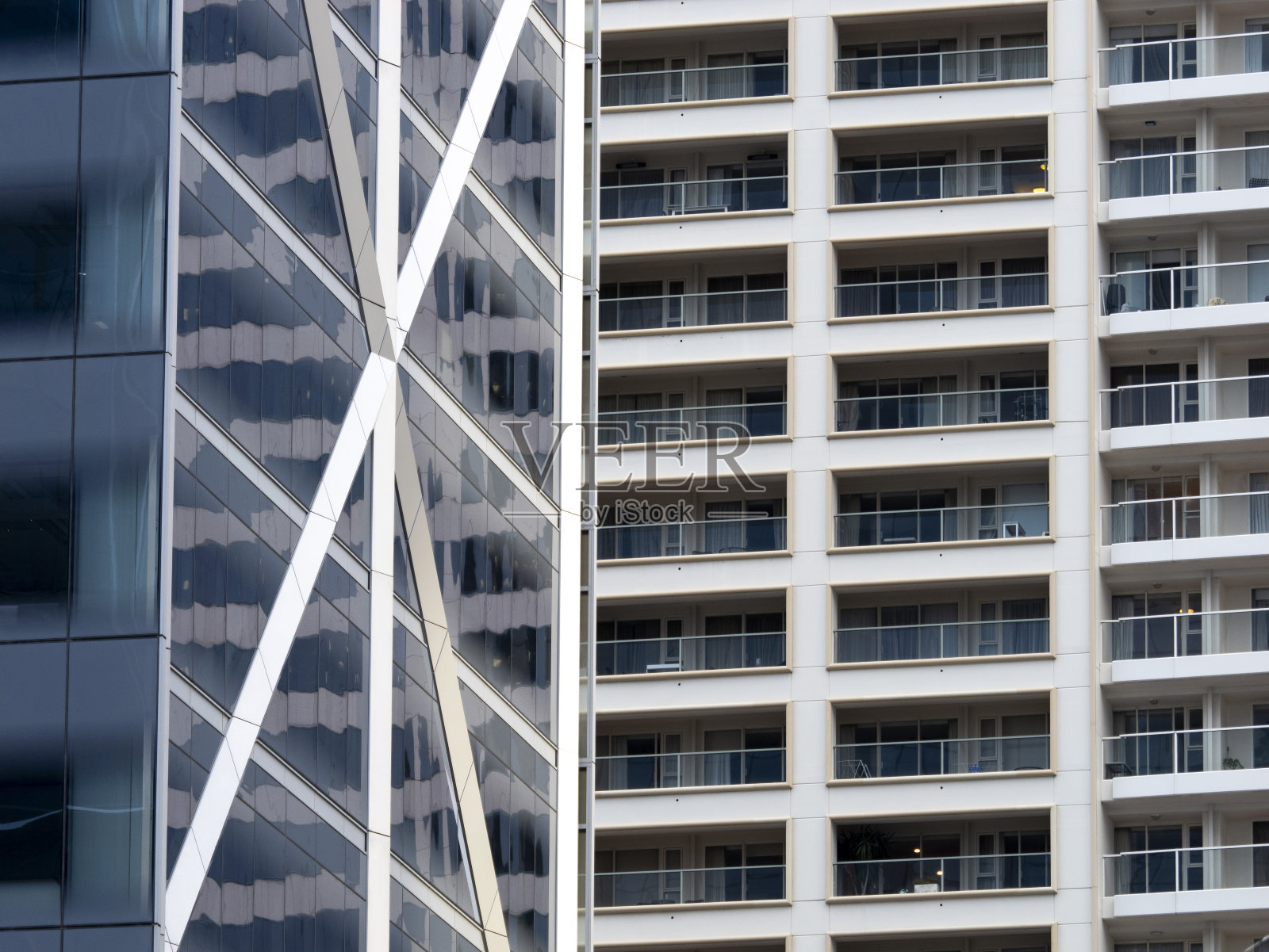 城市中的现代公寓楼群照片摄影图片