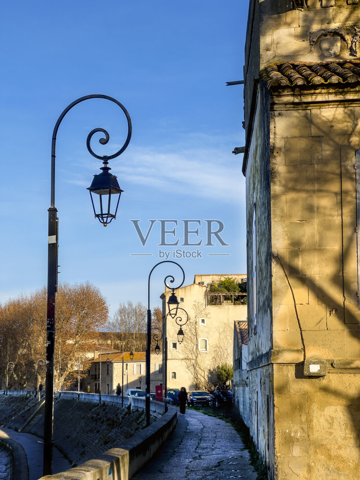 人们漫步在古城阿尔勒河畔照片摄影图片