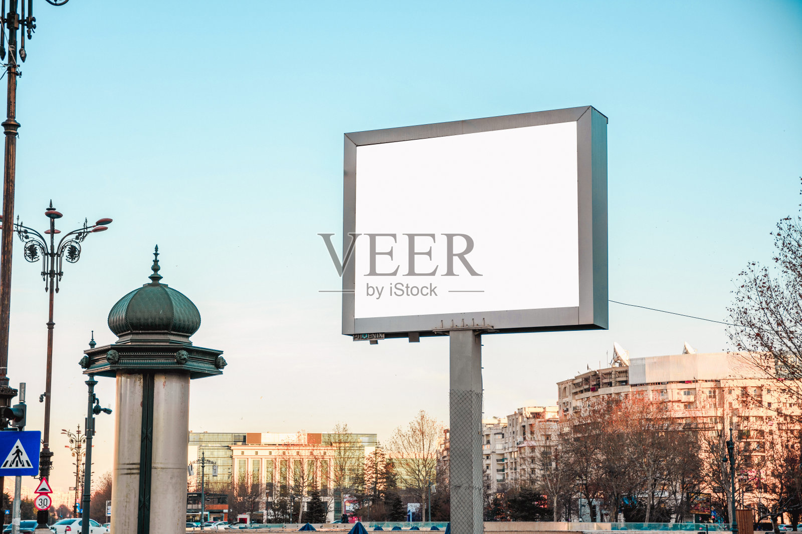 市中心一个空的白色广告牌照片摄影图片