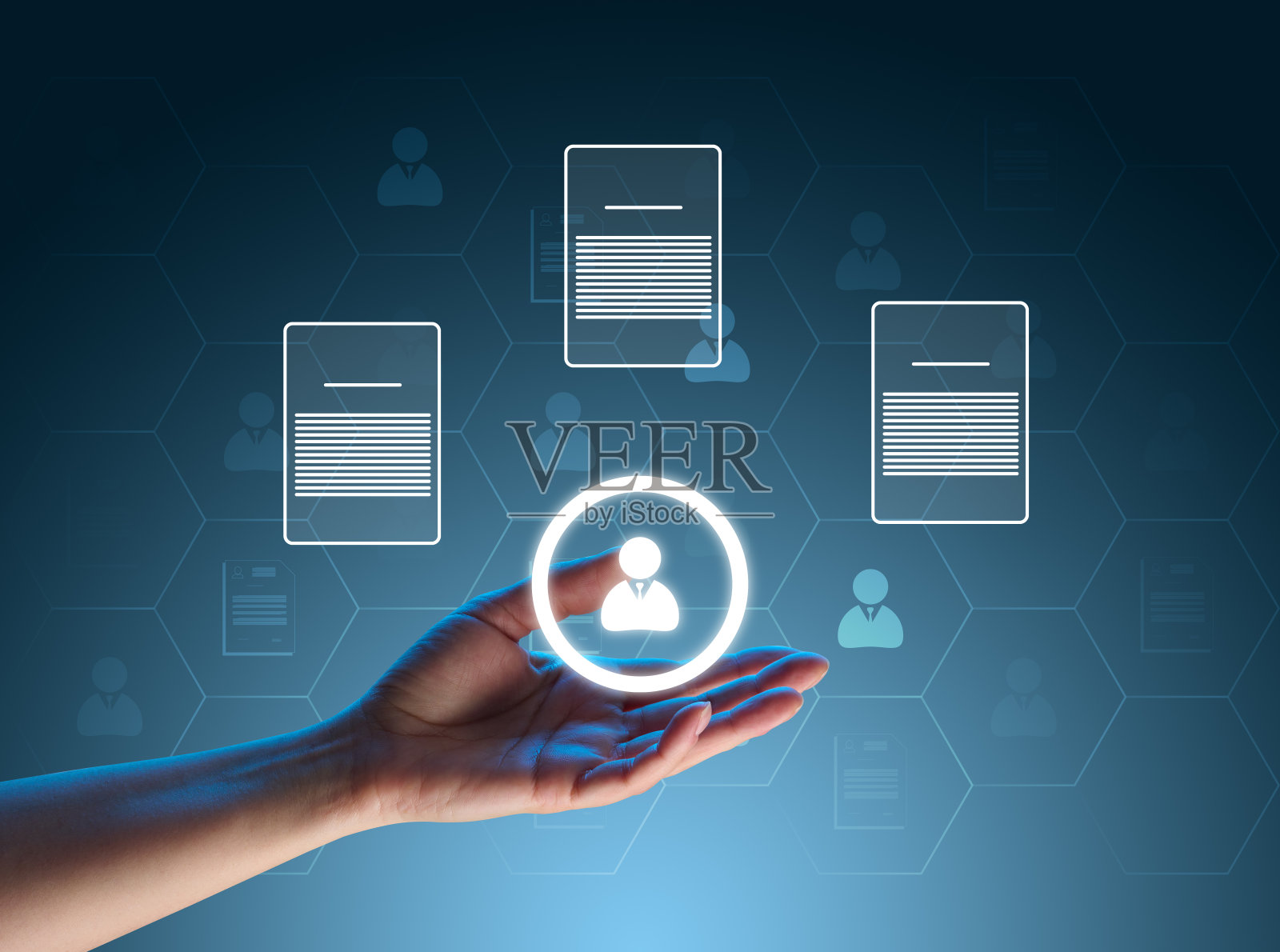 女性的手和工作人员的蓝色背景图标，招聘理念照片摄影图片