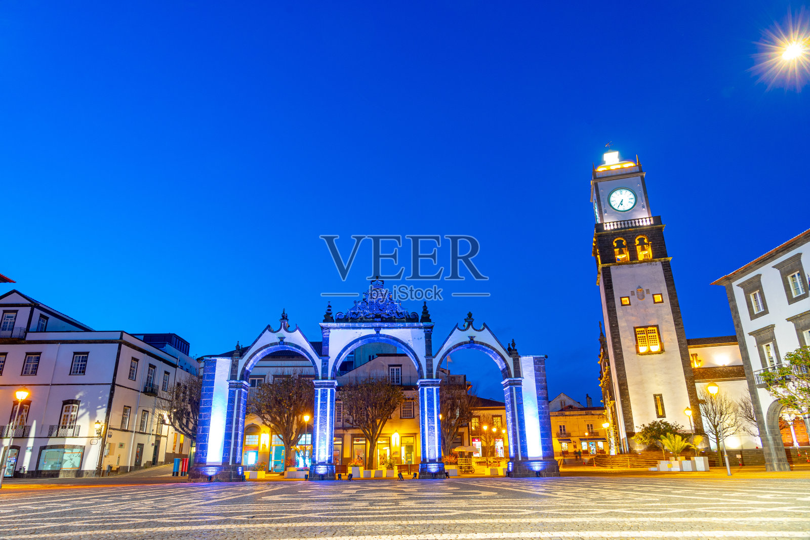 蓬塔德尔加达- <s:1>奥米格尔城城门拱门的夜景照片摄影图片