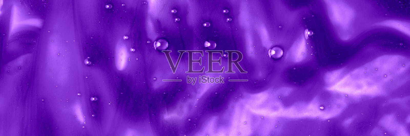 抽象紫色凝胶洗发水与气泡纹理背景横幅。照片摄影图片