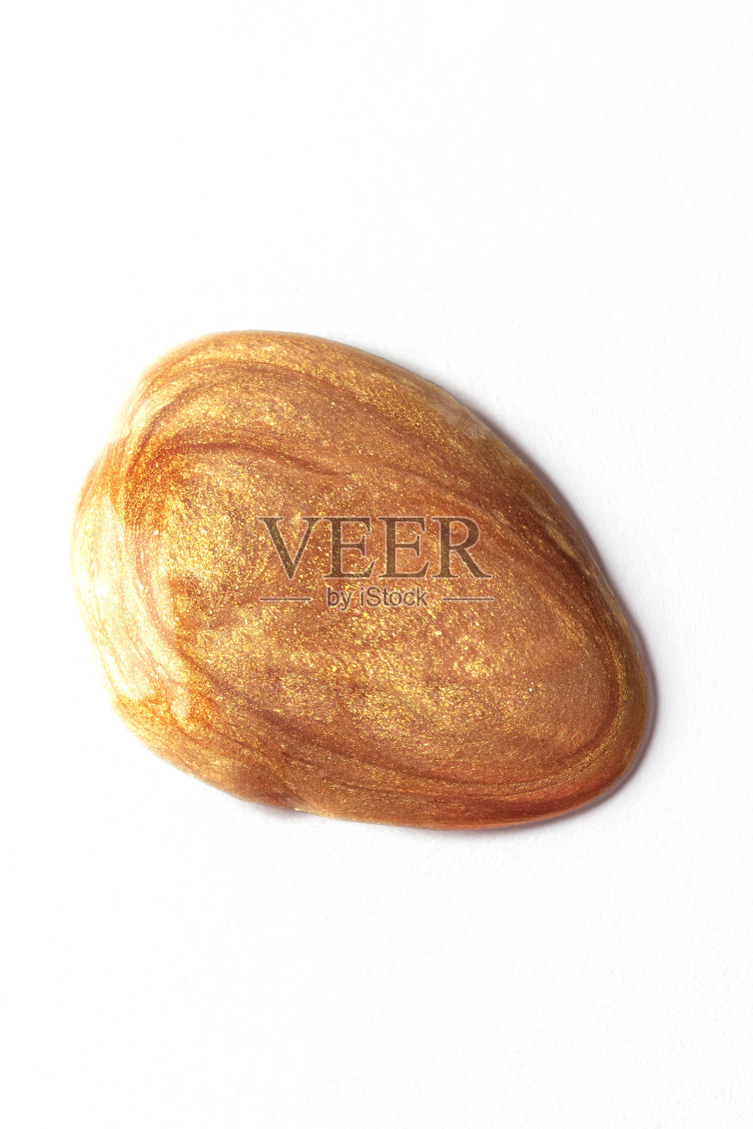 金青铜微光涂抹在白色的背景。特写，宏观照片摄影图片