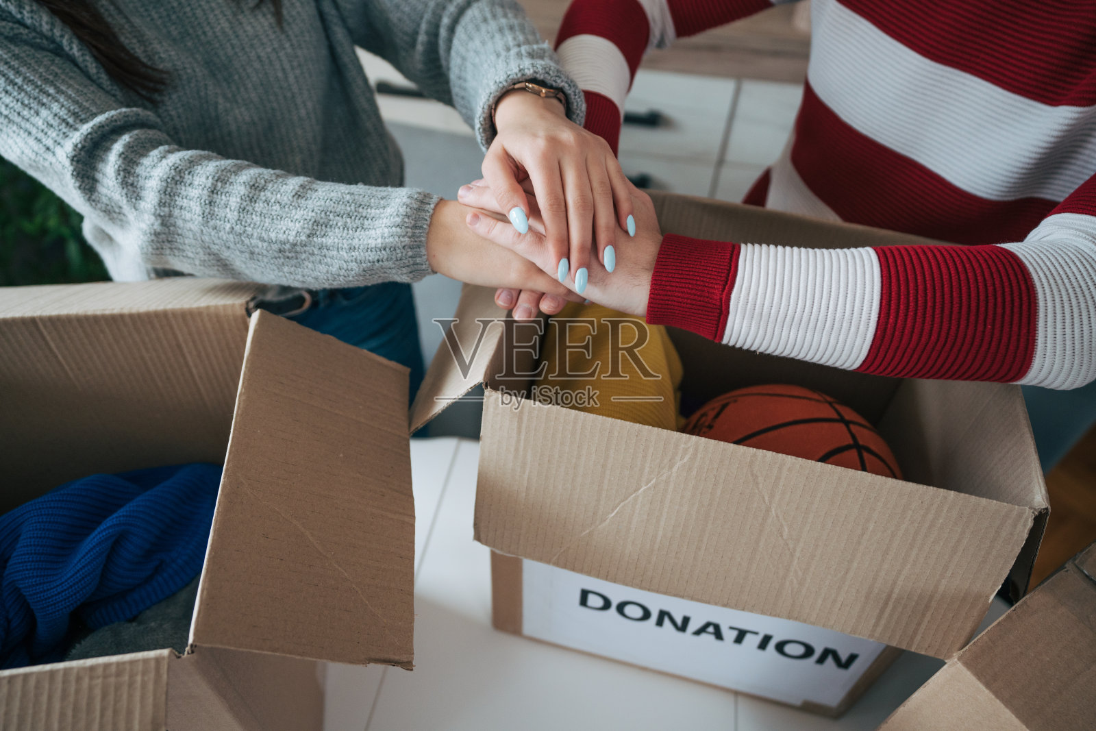 一对年轻夫妇正在为慈善机构收拾衣服照片摄影图片