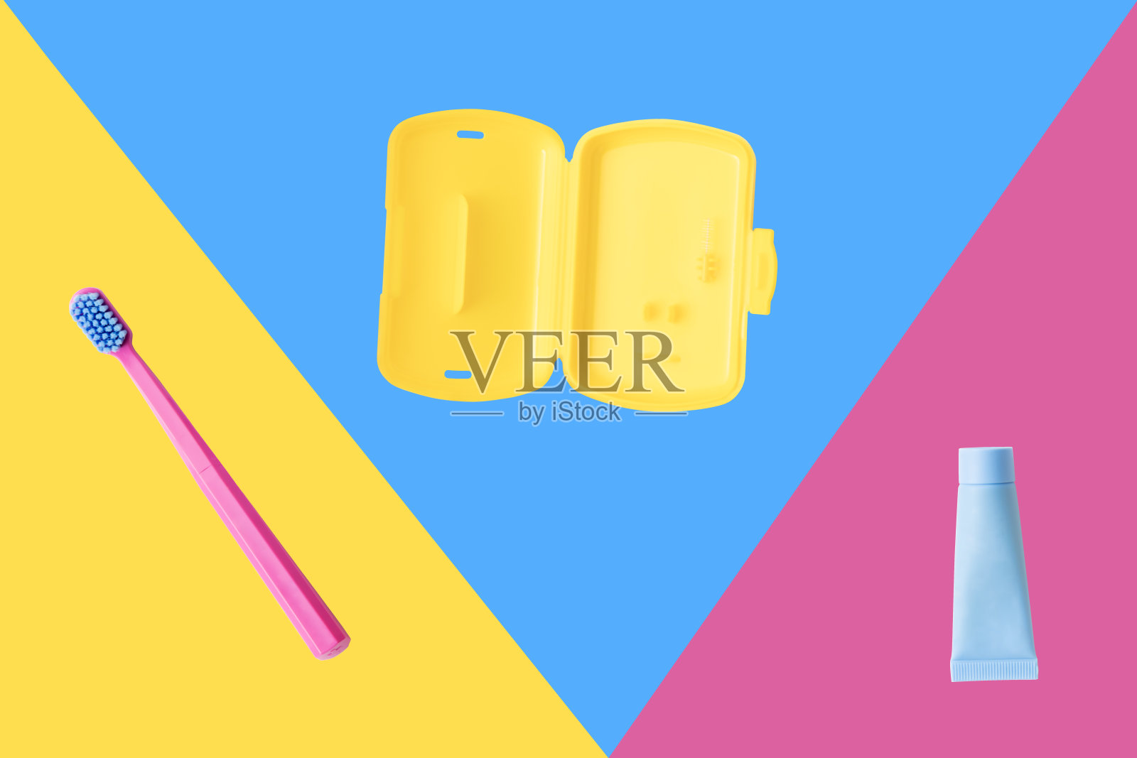 白色背景的牙刷和牙膏照片摄影图片