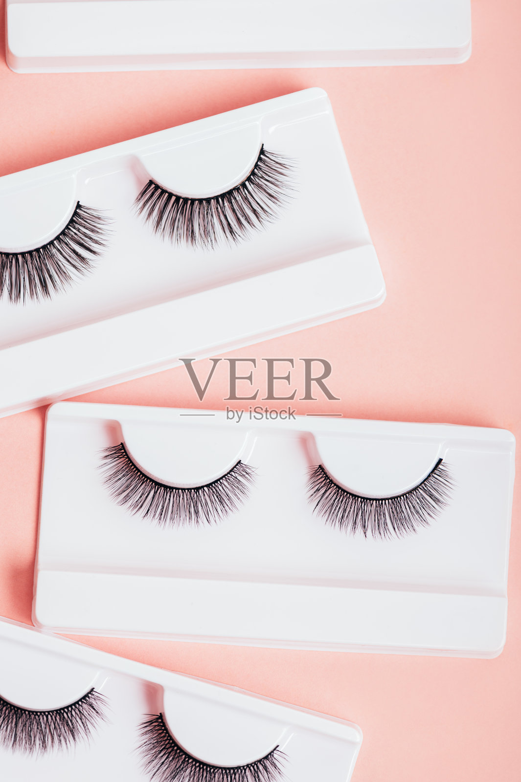 假:把睫毛放在盒子里照片摄影图片