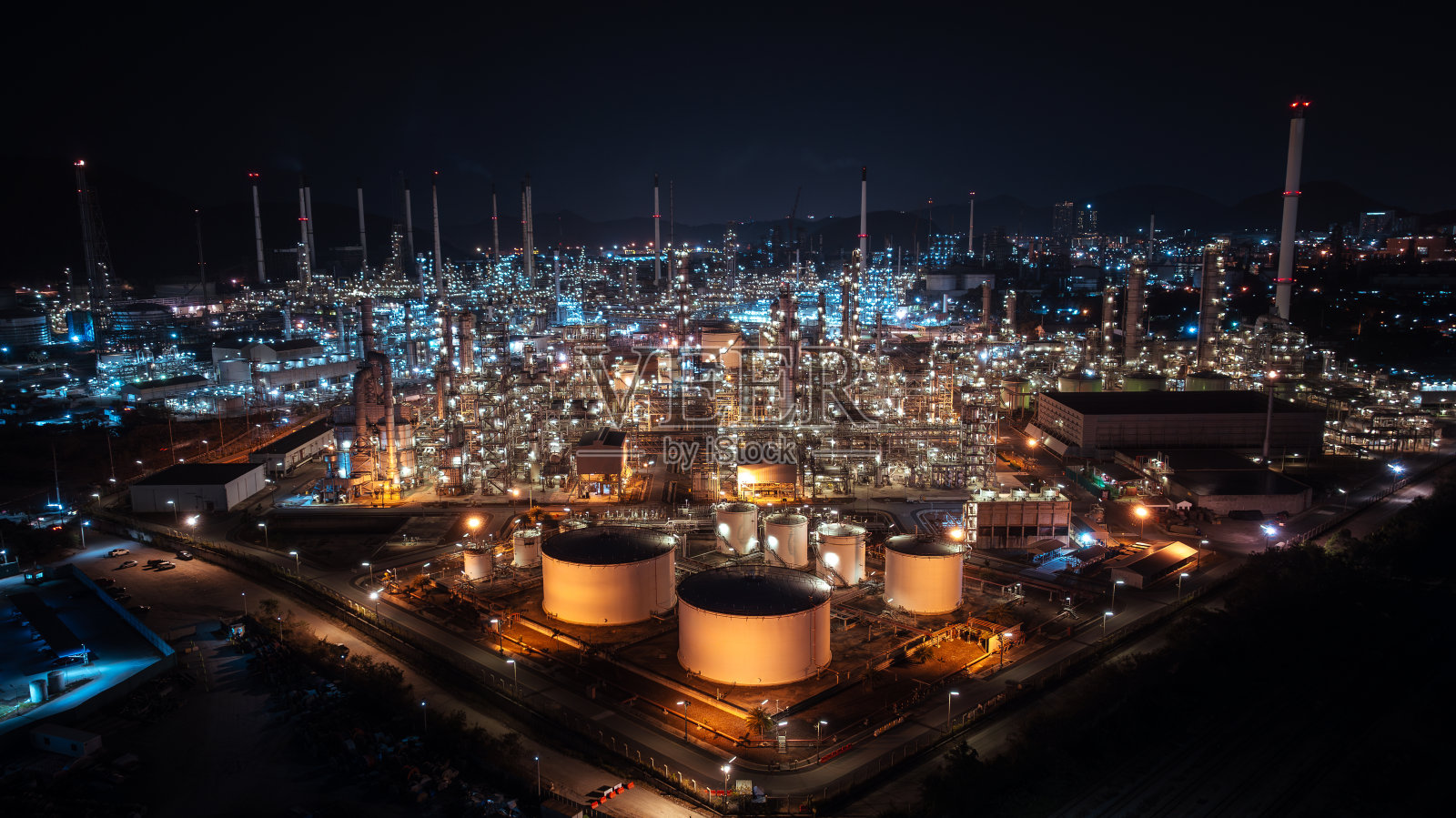炼油工厂夜间设厂，炼油工业管道蓄钢蓄电。油气石化工业园区。鸟瞰图照片摄影图片