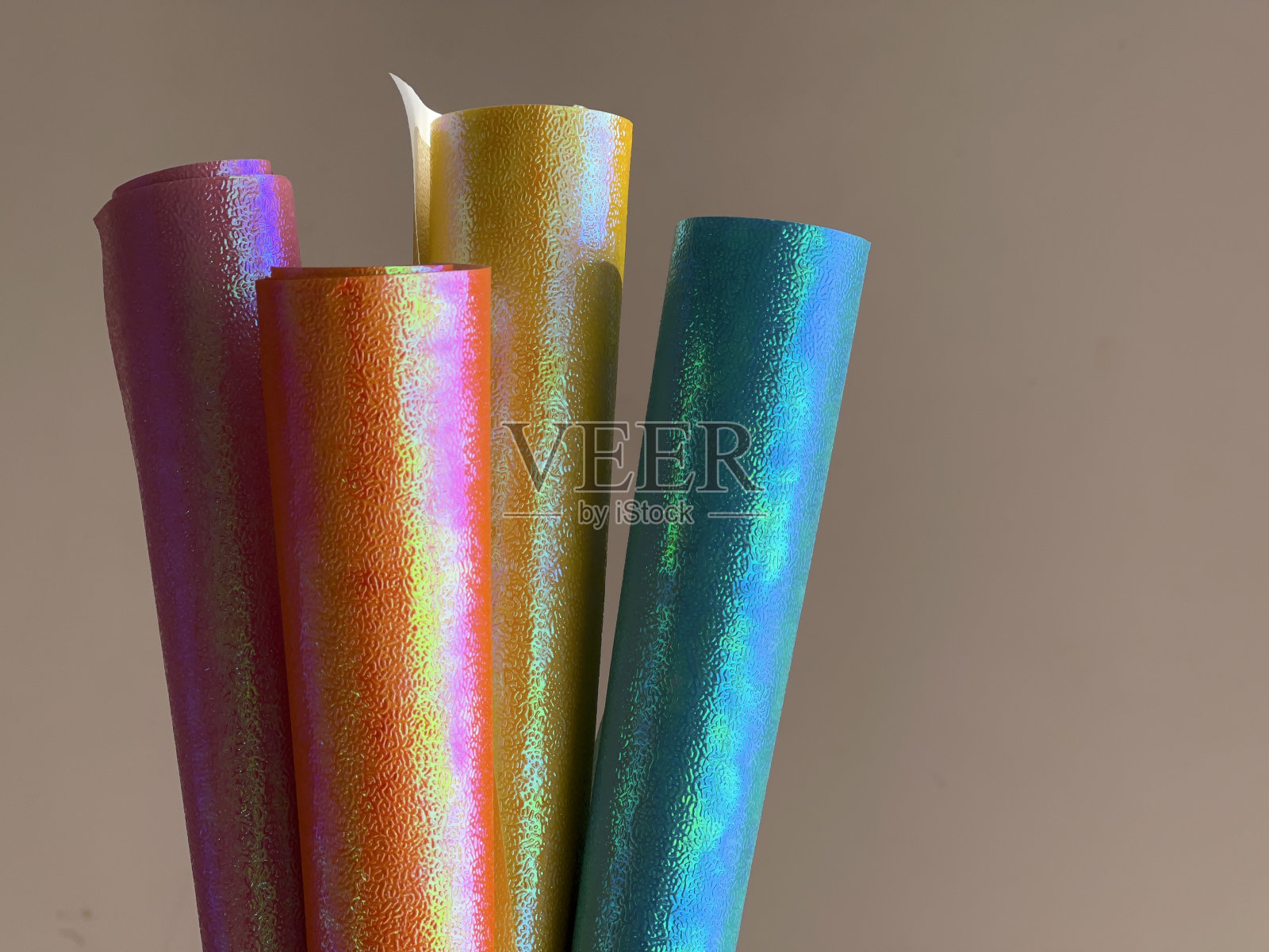 四种不同颜色的彩纸，明亮的光线，简单的背景照片摄影图片