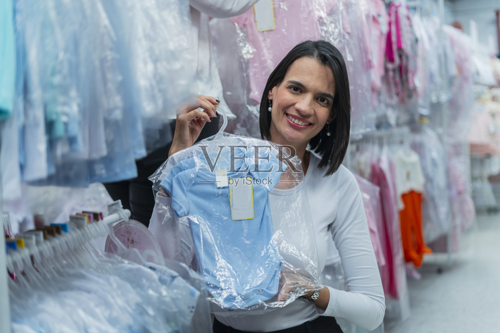 女商人把她们的产品存放在百货商店里照片摄影图片