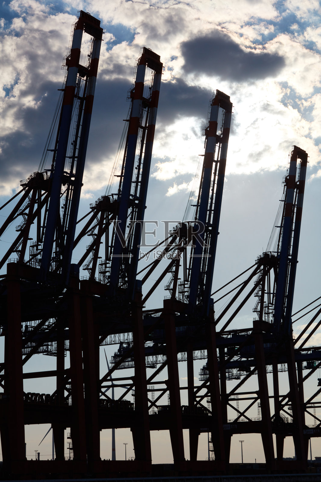 港口起重机的剪影映衬着汉堡港的天空照片摄影图片