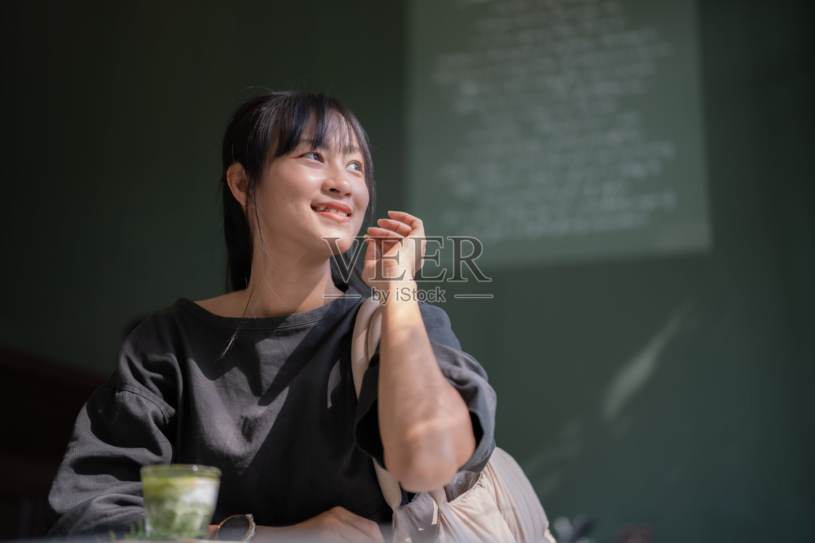 亚洲女人的热抹茶绿茶在现代咖啡馆激发了好主意。照片摄影图片