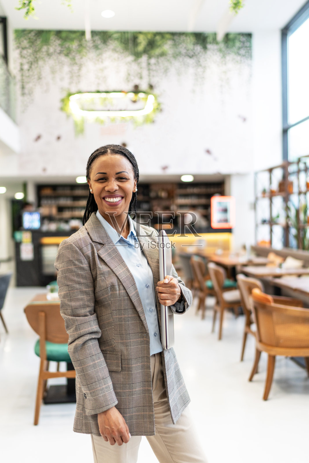 自信的非洲女商人在办公室里拿着笔记本电脑照片摄影图片