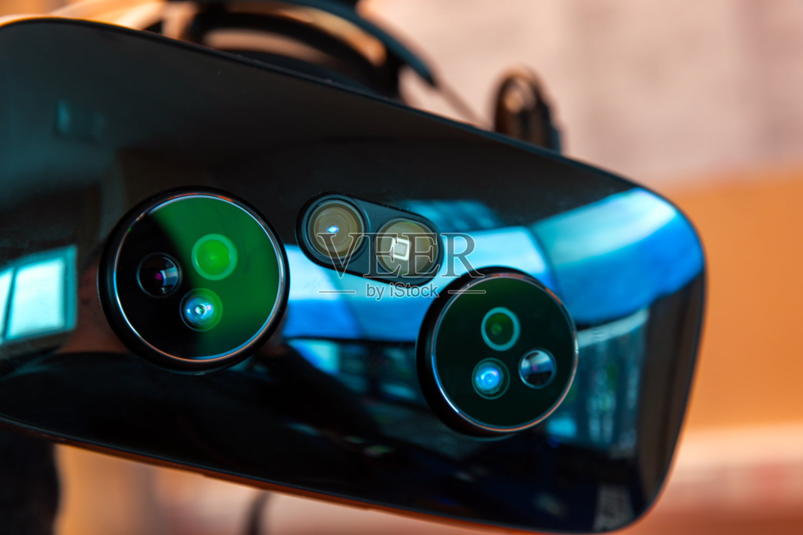 带有增强现实摄像头的闪亮黑色VR头显照片摄影图片