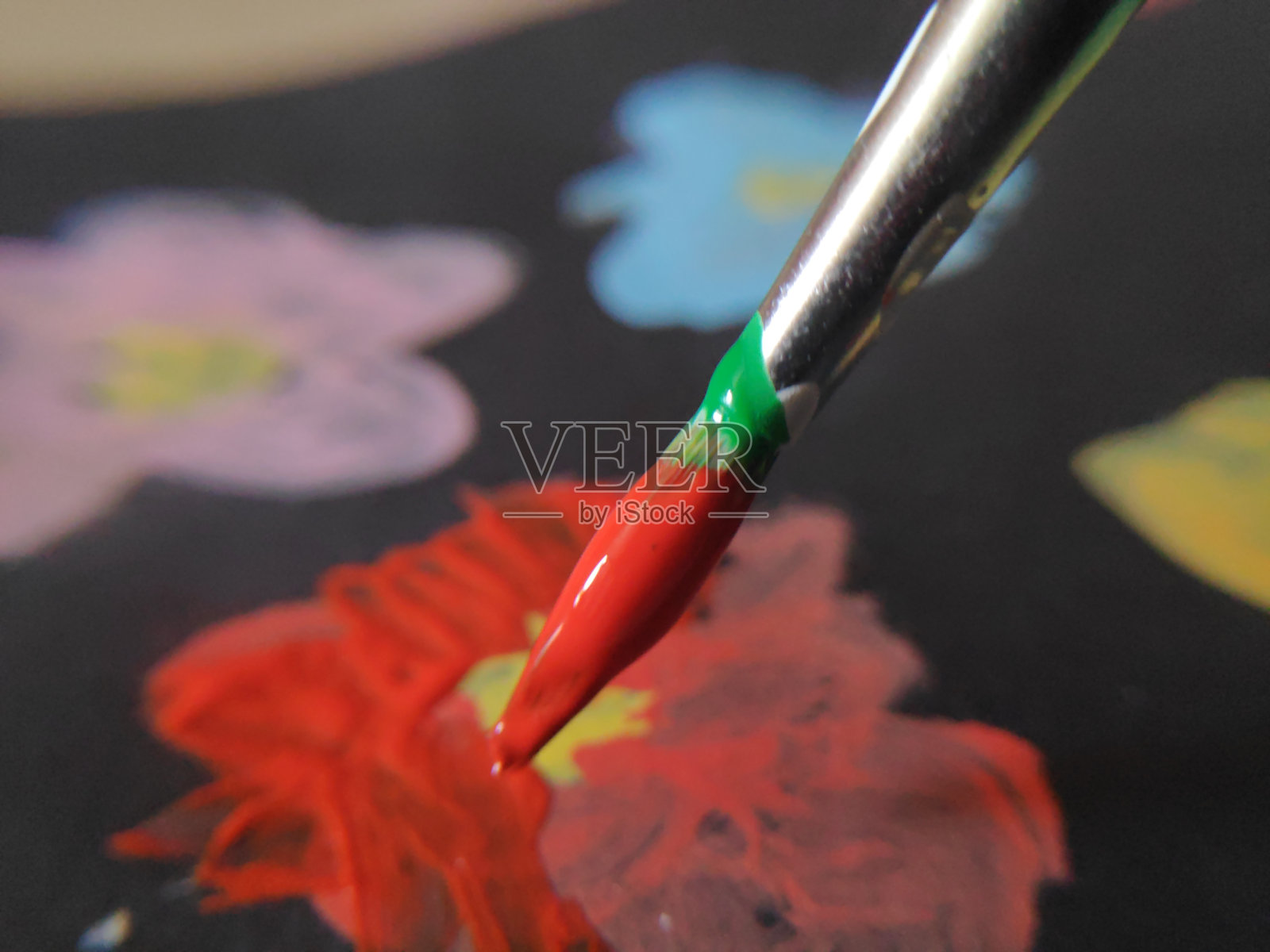 一个小女孩的手正在画布上练习绘画照片摄影图片