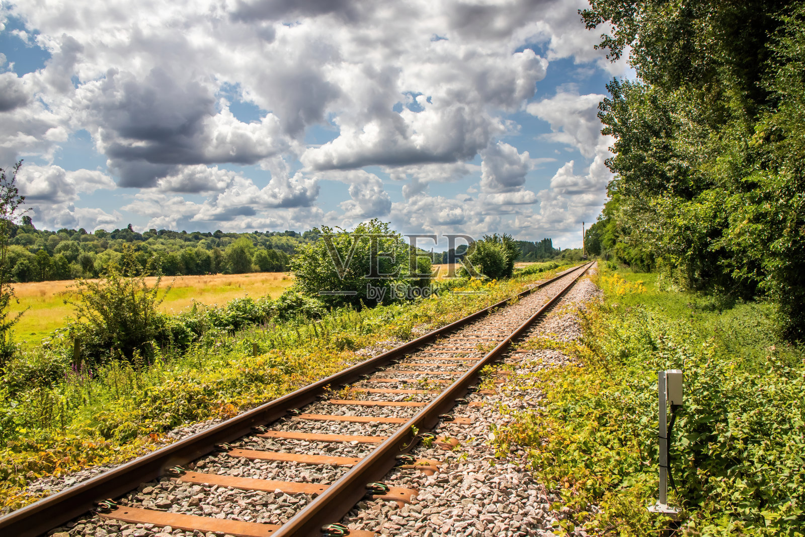 穿过英国乡村的单轨铁路线照片摄影图片