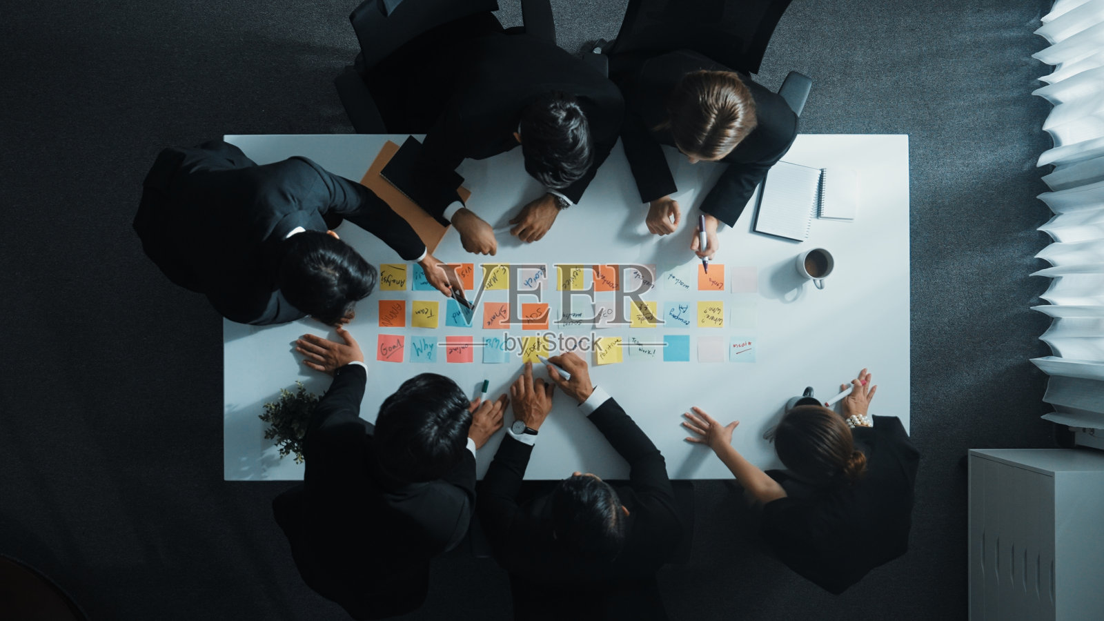 执行经理讨论并选择营销理念的俯视图。理事会。照片摄影图片